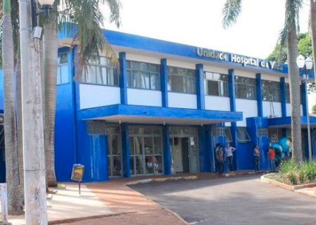 Caminhão tomba entre Dourados e Deodápolis e atinge motorista que tentava escapar; vítima morreu em hospital