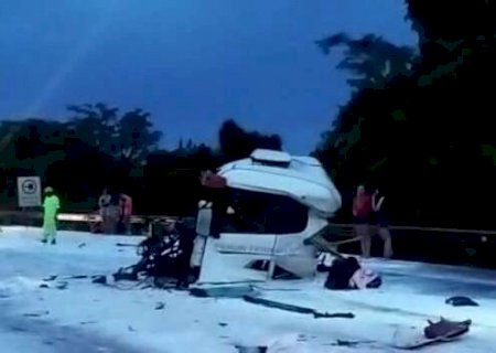 Tr&ecirc;s pessoas ficam feridas em acidente com duas carretas na BR-163 em Nova Alvorada do Sul