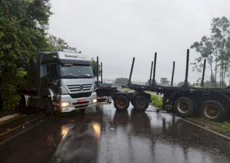 Carreta fica atravessada na rodovia MS-134 durante chuva entre Batayporã e Nova Andradina