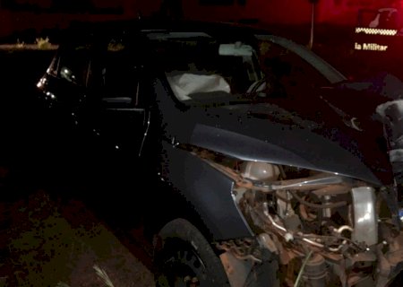 Carro bate em poste e deixa bairro sem energia elétrica em Nova Andradina