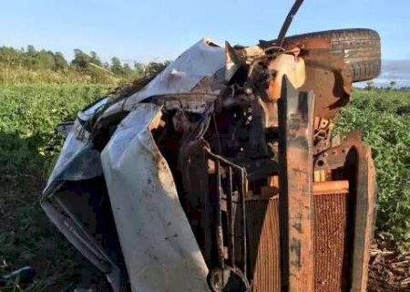 Após colidir em moto, carro capota várias vezes e 4 morrem ao serem arremessados em MS