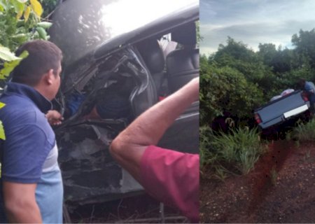Enfermeira perde controle em curva e bate carro em carreta na BR-262