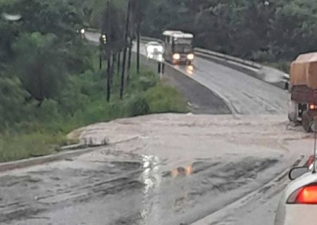 Com 7,34 metros, Rio Aquidauana transborda e alaga BR-262