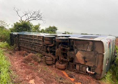Ônibus com 13 passageiros tomba na MS-276, entre Batayporã e Anaurilândia