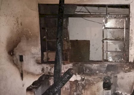 Defesa Civil e Bombeiros combatem chamas que destruíram casa de madeira em Deodápolis