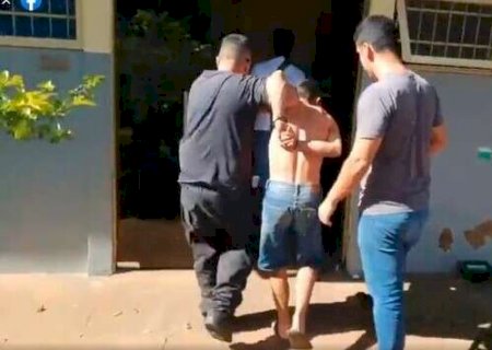 Justi&ccedil;a mant&eacute;m preso rapaz acusado de matar mulher a facadas