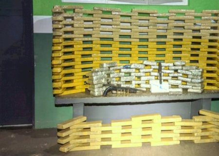 PM apreende carro com vários tipos de drogas e fuzil em Iguatemi