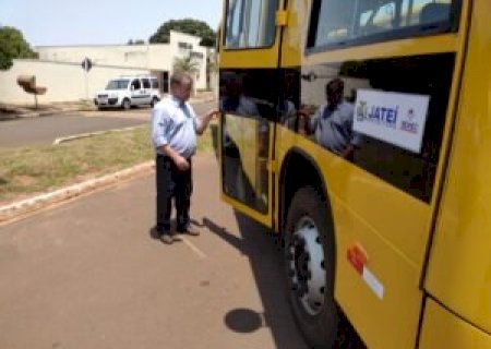Jateí prioriza educação entregando mais um ônibus para transporte e uniforme para alunos