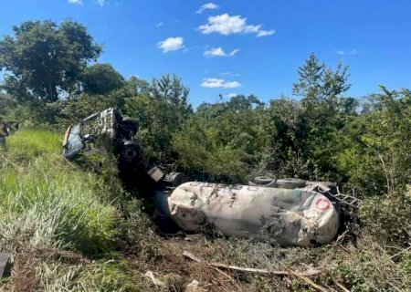 Condutor escapa ileso ap&oacute;s tombar carreta carregada de cimento entre Bodoquena e Miranda