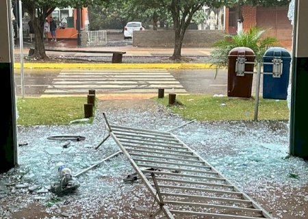 V&acirc;ndalo destr&oacute;i portas de pr&eacute;dio p&uacute;blico e causa preju&iacute;zo de R$ 20 mil em Bodoquena