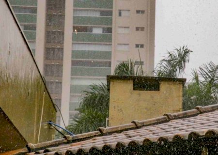 Chuva pega campo-grandense de surpresa no feriado e cidade tem rua alagada