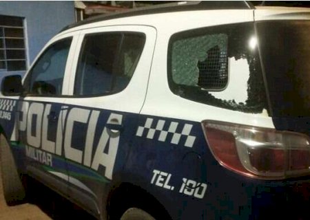 Em Ribas, grupo de 400 pessoas fecha rua, quebra viatura e é parado com tiro de borracha