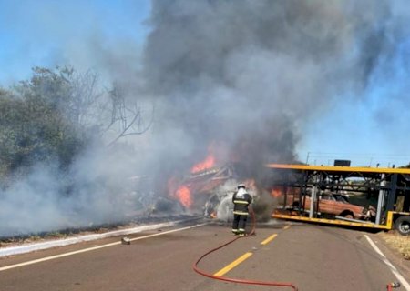 Motorista morre em acidente entre caminhões cegonha em Santa Rita do Pardo