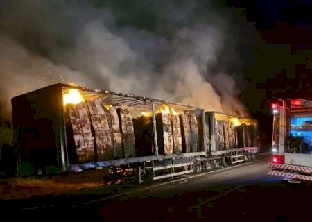 Carreta com celulose &eacute; tomada pelo fogo entre Selvíria e Aparecida do Taboado