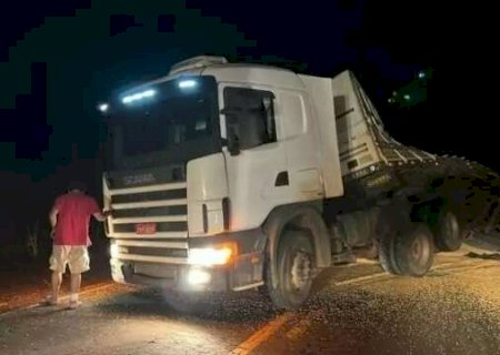 Carreta tomba, carga de gr&atilde;os fica na pista e interdita trecho da BR-262 entre Três Lagoas e Água Clara