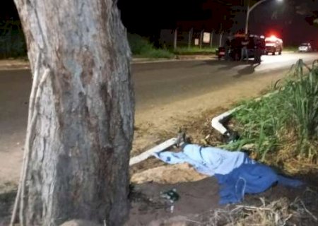 Coxim: Motociclista perde dire&ccedil;&atilde;o de ve&iacute;culo, atinge &aacute;rvore e morre