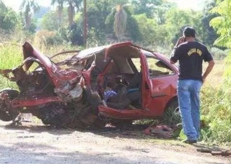 Casal voltava de passeio quando morreu após colisão em árvore em Aparecida do Taboado