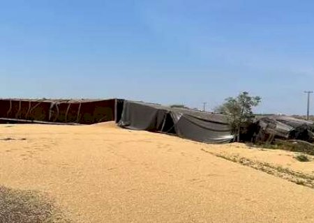 Caminh&atilde;o carregado com soja tomba e interrompe tr&acirc;nsito na BR-163 entre Rio Brilhante e Nova Alvorada do Sul
