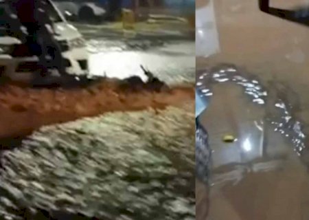 Enxurrada arrasta moto e alaga casas em Ribas do Rio Pardo