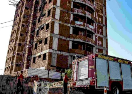 Corpo de Bombeiros realiza treinamento com escada magirus em prédio abandonado da Rui Barbosa