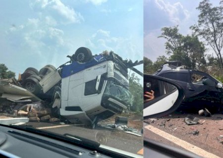 Carreta bate de frente com carro, sai da pista e capota na BR-262, próximo a Ribas do Rio Pardo