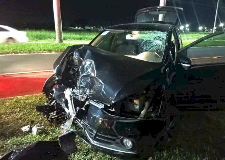 Motorista perde controle e bate carro em portão de estádio em Nova Andradina