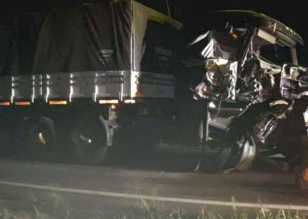 Carreta parada em rodovia tem cabine destruída ao provocar acidente com caminhão na MS-480  em Batayporã