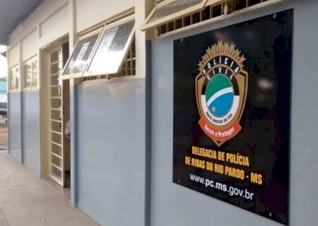 Idosa se desequilibra e é atropelada por trator conduzido pelo marido em Ribas do Rio Pardo