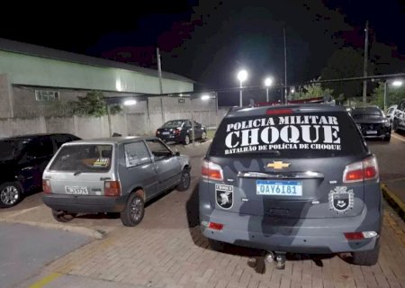 Em carro furtado, homem troca tiros com policiais do Choque e morre