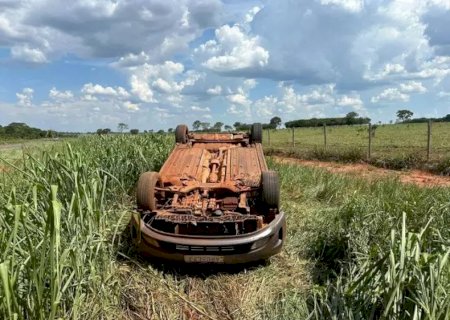 Bombeiros procuram vítimas após carro ser encontrado tombado em Santa Rita do Pardo