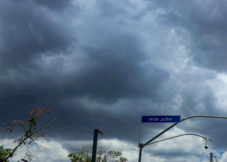 Chuva forte chega em bairros de Campo Grande e MS segue em alerta de tempestade