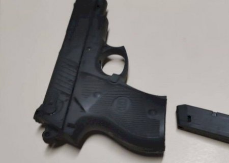 Bêbado, homem aponta simulacro de pistola para populares e é preso pela PM em Anaurilândia