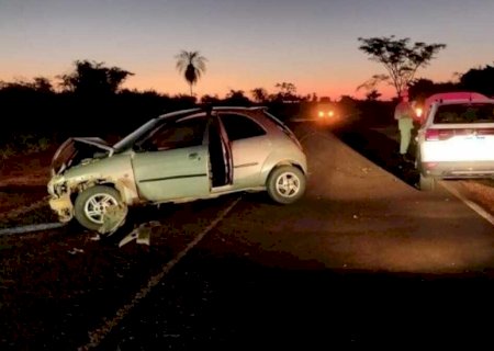Motorista de carreta foge após causar acidente entre dois carros em Deodápolis