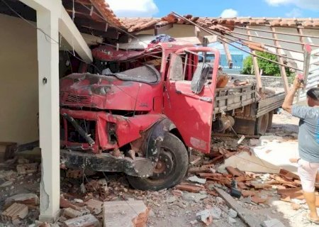 Sem freios, motorista perde controle de caminhão e derruba muros de duas casas em Coxim