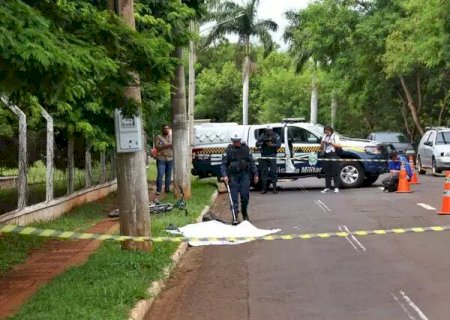 Pneu de bicicleta elétrica trava, mulher cai e morre em Campo Grande