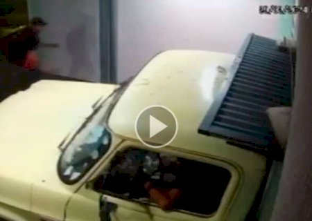 De camionete, ladrões arrebentam porta de loja e furtam R$ 45 mil em cosméticos em Campo Grande