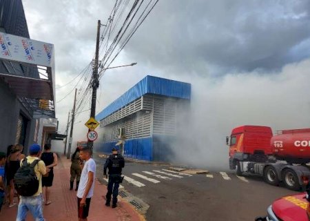 AGORA: Com chamas altas, incêndio no camelódromo de Campo Grande mobiliza bombeiros