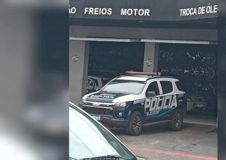 Mulher tem carro retido após cobrança abusiva e dono de loja de pneus vai preso em MS