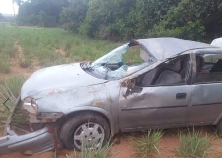 Quatro ficam feridos em capotamento na na Estrada do Pantanal em Coxim