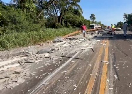 Acidente na BR-163 com três carretas deixa feridos e um caminhoneiro preso nas ferragens
