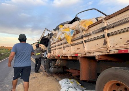 Batida entre ve&iacute;culos espalha soja em rodovia e deixa tr&acirc;nsito lento na MS-276