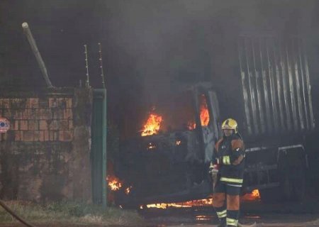 Dono de dep&oacute;sito em chamas perdeu 5 ve&iacute;culos e estima preju&iacute;zo de R$ 7 milh&otilde;es em Campo Grande