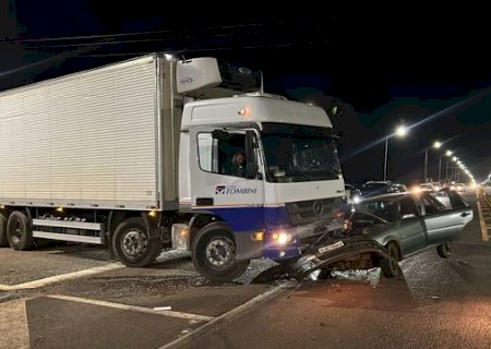 Carro é destruído ao colidir com caminhão, em MS