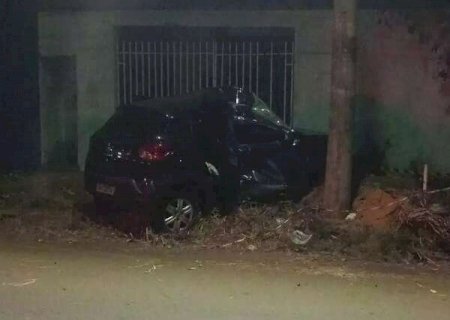 Mulher pega carro ap&oacute;s ser agredida pelo marido e morre ao bater em poste em Campo Grande