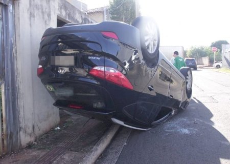 Sol atrapalha e coronel da PM capota carro com filho em Campo Grande