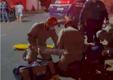 Acidente entre moto e carro deixa policial ferido