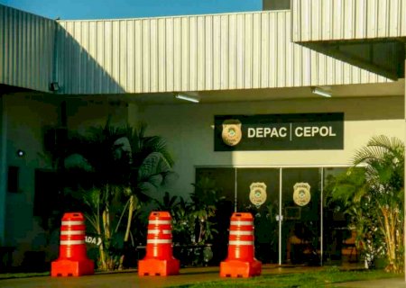Motorista bêbado bate em poste, dá soco em PM e acaba preso em Campo Grande