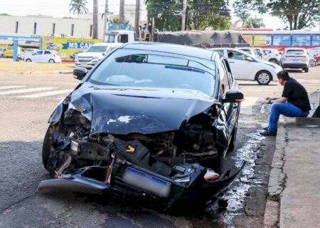 Acidente com ambul&acirc;ncia deixa frente de carro destru&iacute;da na Avenida Afonso Pena
