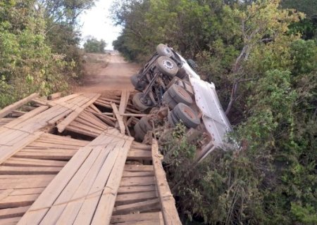Ponte de madeira cede e caminh&atilde;o fica pendurado em estrutura em Cassilândia