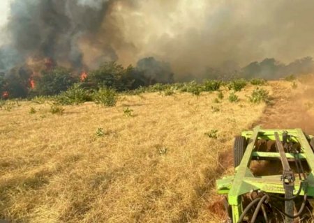 Sede de fazenda fica destruída após ser atingida por incêndio em vegetação em Figueirão